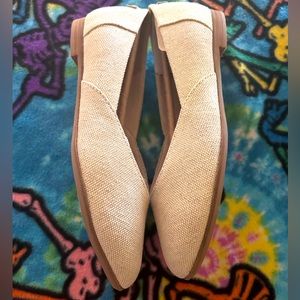 NWT Tom’s Off-White Flats 6.5 w :)